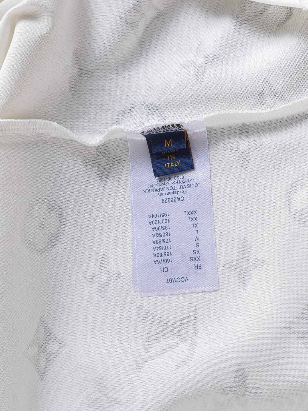 🅿️200 Louis Vuitton Louis Vuitton 1V slightly wide version S-XL 25SS LV new product counter catwalk style full body cut burnt letter logo heavy craftsmanship same style for men and women! Short-sleeves are not the same as the general public, but must be unique and eye-catching. This LV short-sleeves is all about quality, comfort, consistent style, fashion, including fabrics and cutting techniques, all of which have been made with great effort! 320 grams of washed pure cotton fabric, pure cotton is breathable, very refreshing and comfortable for daily wear. The rib knitting on the neckline is smooth and tight, and the neckline will not be skewed if you toss it at will. The loose version, you will find that it looks really good on the upper body. The overall is minimalist and neat, super versatile for daily use! Pair it casually with a pair of pants for a youthful look. A T-shirt will make your outfit crazy. It is a fashionable item that can never go wrong! Black, white, blue, purple Size: S-XL Size chart: S: Shoulder width 50 - Bust 54 - Clothing length 70 M: Shoulder width 52 - Bust 56.5 - Clothing length 72 L: Shoulder width 54 - Bust 59 - Clothing length 74 XL: Shoulder width 56 - Bust 61.5 - Clothing length 76